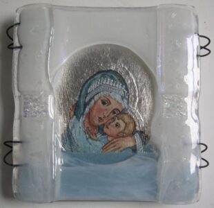 Gudsmoder Eleousa, glasikon skrevet af ikonmaler Ingelise Møller, bullseyeglas på lærred, 16x16 cm